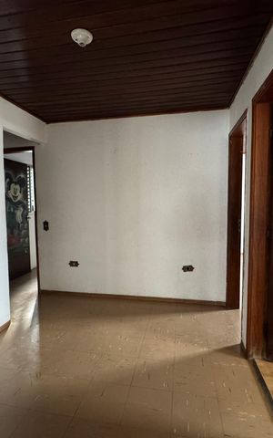 Casa à venda com 80m², 4 quartos e 2 vagas Casa à venda com 80m², 4 quartos e 2 vagasCorredor
