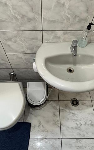 Casa à venda com 220m², 3 quartos e 2 vagas Casa à venda com 220m², 3 quartos e 2 vagasBanheiro