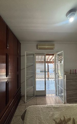 Casa à venda com 220m², 3 quartos e 2 vagas Casa à venda com 220m², 3 quartos e 2 vagasSuite