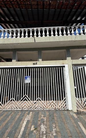 Casa à venda com 220m², 3 quartos e 2 vagas Casa à venda com 220m², 3 quartos e 2 vagasFachada