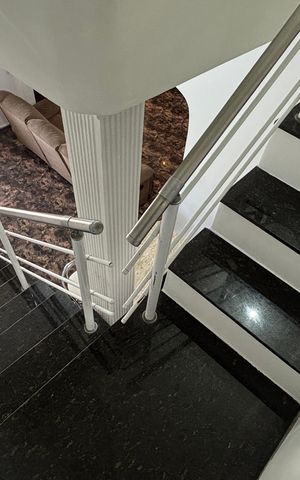 Casa à venda com 220m², 3 quartos e 2 vagas Casa à venda com 220m², 3 quartos e 2 vagasEscada