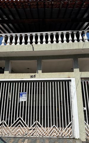 Casa à venda com 220m², 3 quartos e 2 vagas Casa à venda com 220m², 3 quartos e 2 vagasFachada