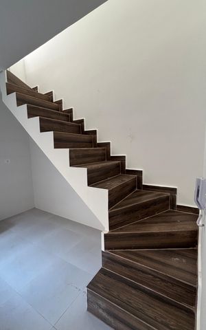 Apartamento à venda com 90m², 2 quartos e 1 vaga Apartamento à venda com 90m², 2 quartos e 1 vagaEscada