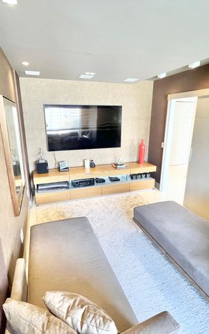 Apartamento à venda com 195m², 3 quartos e 3 vagas Apartamento à venda com 195m², 3 quartos e 3 vagasSala de TV