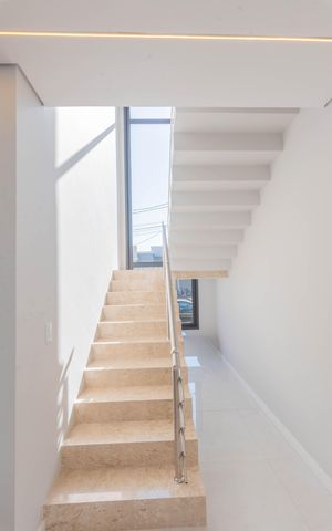 Casa de condomínio à venda com 235m², 3 quartos e 4 vagas Casa de condomínio à venda com 235m², 3 quartos e 4 vagasEscada