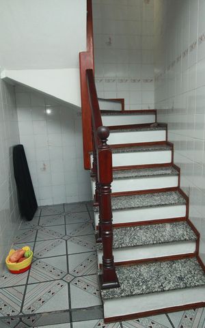Casa à venda com 250m², 3 quartos e 6 vagasEscada