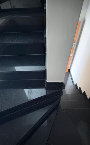 Casa à venda com 150m², 3 quartos e 2 vagas Casa à venda com 150m², 3 quartos e 2 vagasEscada