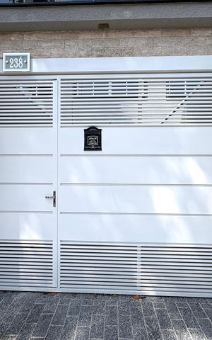 Casa à venda com 150m², 3 quartos e 2 vagas Casa à venda com 150m², 3 quartos e 2 vagasFachada