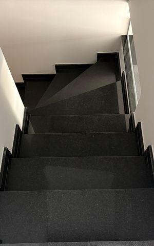 Casa à venda com 150m², 3 quartos e 2 vagas Casa à venda com 150m², 3 quartos e 2 vagasEscada