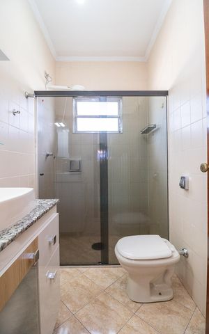 Casa à venda com 125m², 2 quartos e 2 vagas Casa à venda com 125m², 2 quartos e 2 vagasBanheiro 1