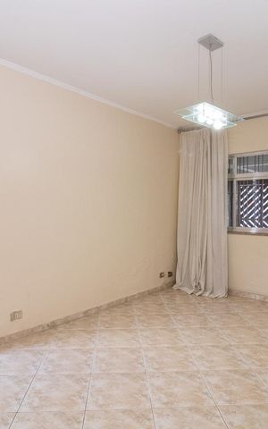 Casa à venda com 125m², 2 quartos e 2 vagas Casa à venda com 125m², 2 quartos e 2 vagasSala