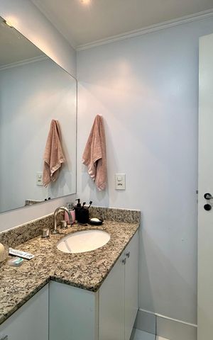Apartamento à venda com 130m², 3 quartos e 2 vagas Apartamento à venda com 130m², 3 quartos e 2 vagasBanheiro Suíte