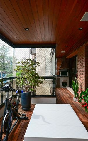 Apartamento à venda com 246m², 4 quartos e 4 vagasVaranda