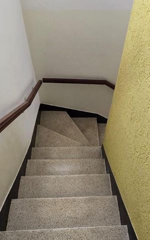 Casa à venda com 135m², 4 quartos e 2 vagas Casa à venda com 135m², 4 quartos e 2 vagasCasa 01/ Escada