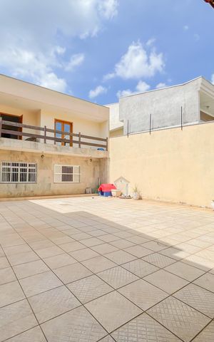 Casa à venda com 135m², 5 quartos e 10 vagas Casa à venda com 135m², 5 quartos e 10 vagasGaragem