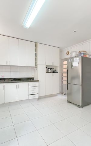 Casa à venda com 135m², 5 quartos e 10 vagas Casa à venda com 135m², 5 quartos e 10 vagasCozinha