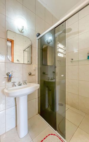 Casa à venda com 135m², 5 quartos e 10 vagas Casa à venda com 135m², 5 quartos e 10 vagasBanheiro da Suíte 4
