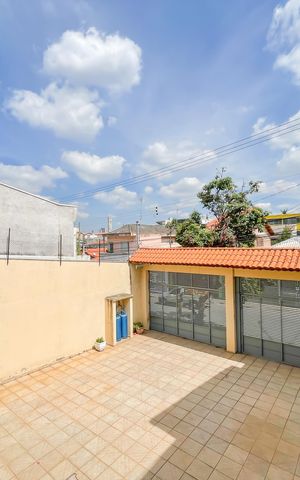Casa à venda com 135m², 5 quartos e 10 vagas Casa à venda com 135m², 5 quartos e 10 vagasVista