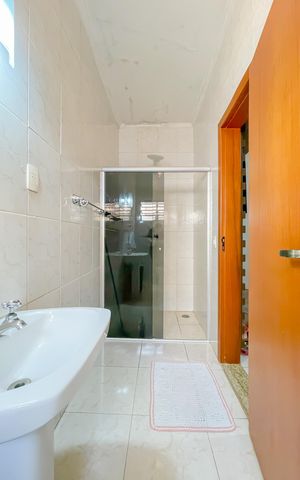 Casa à venda com 135m², 5 quartos e 10 vagas Casa à venda com 135m², 5 quartos e 10 vagasBanheiro da Suíte 2