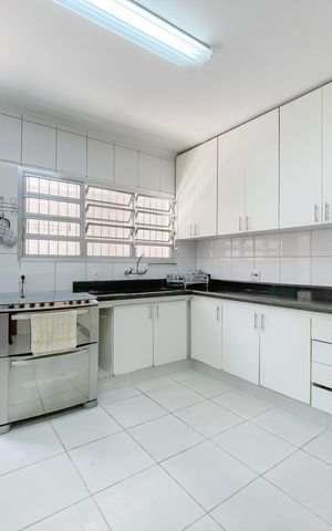 Casa à venda com 135m², 5 quartos e 10 vagas Casa à venda com 135m², 5 quartos e 10 vagasCozinha