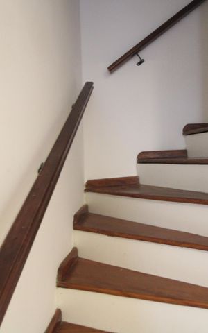 Casa de condomínio à venda com 75m², 2 quartos e 2 vagasEscada