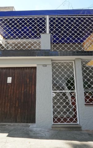 Casa para alugar com 120m², 2 quartos e 2 vagasFachada