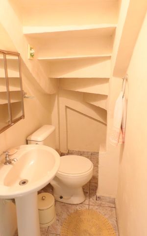 Casa à venda com 199m², 2 quartos e 2 vagasLavabo