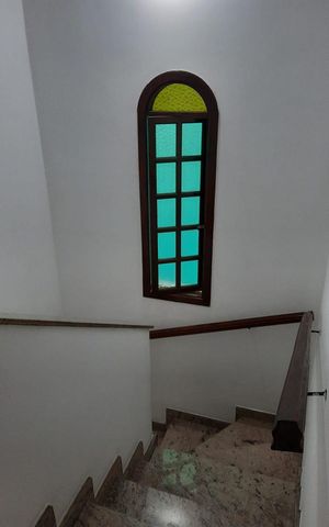 Casa à venda com 278m², 3 quartos e 4 vagas Casa à venda com 278m², 3 quartos e 4 vagasEscada