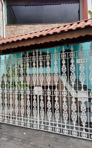 Casa à venda com 278m², 3 quartos e 4 vagas Casa à venda com 278m², 3 quartos e 4 vagasFachada