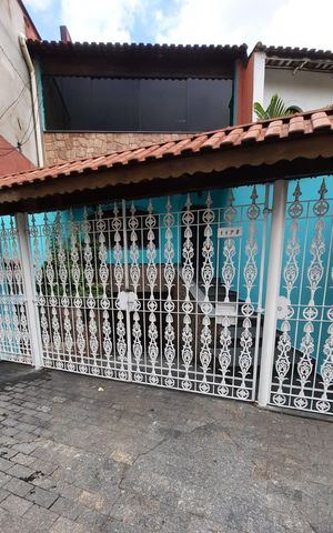 Casa à venda com 278m², 3 quartos e 4 vagas Casa à venda com 278m², 3 quartos e 4 vagasFachada