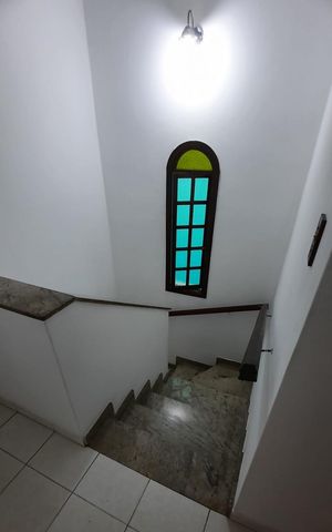 Casa à venda com 278m², 3 quartos e 4 vagas Casa à venda com 278m², 3 quartos e 4 vagasEscada