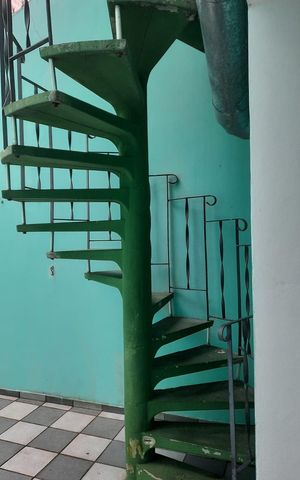 Casa à venda com 278m², 3 quartos e 4 vagas Casa à venda com 278m², 3 quartos e 4 vagasEscada