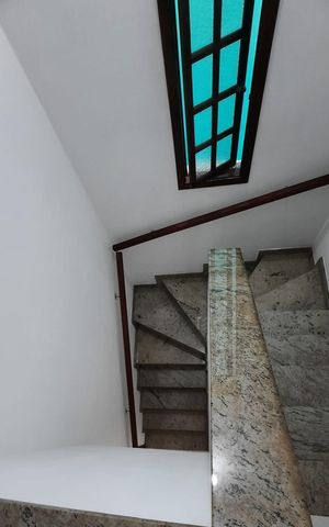 Casa à venda com 278m², 3 quartos e 4 vagas Casa à venda com 278m², 3 quartos e 4 vagasEscada