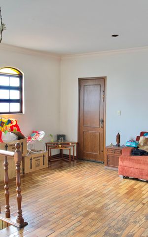 Casa à venda com 444m², 7 quartos e 5 vagas Casa à venda com 444m², 7 quartos e 5 vagasSala - Segundo Andar
