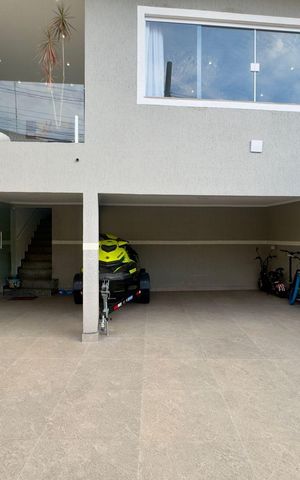 Casa à venda com 220m², 4 quartos e 5 vagas Casa à venda com 220m², 4 quartos e 5 vagasGaragem