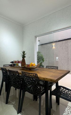 Casa à venda com 220m², 4 quartos e 5 vagas Casa à venda com 220m², 4 quartos e 5 vagasSala de Jantar