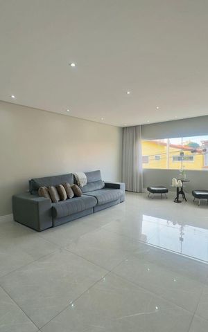 Casa à venda com 220m², 4 quartos e 5 vagas Casa à venda com 220m², 4 quartos e 5 vagasSala