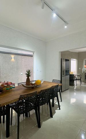 Casa à venda com 220m², 4 quartos e 5 vagas Casa à venda com 220m², 4 quartos e 5 vagasSala de Jantar