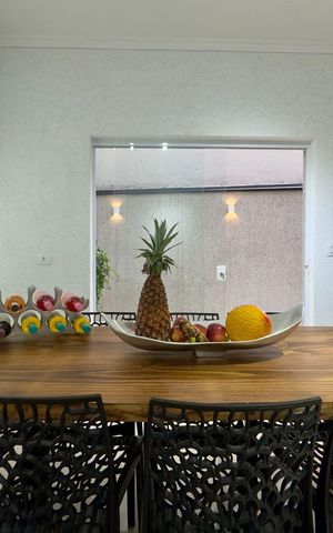 Casa à venda com 220m², 4 quartos e 5 vagas Casa à venda com 220m², 4 quartos e 5 vagasSala de Jantar