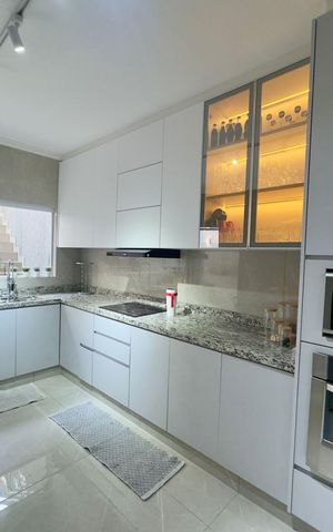 Casa à venda com 220m², 4 quartos e 5 vagas Casa à venda com 220m², 4 quartos e 5 vagasCozinha