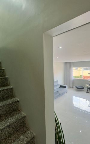 Casa à venda com 220m², 4 quartos e 5 vagas Casa à venda com 220m², 4 quartos e 5 vagasEscada