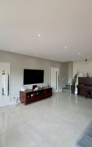 Casa à venda com 220m², 4 quartos e 5 vagas Casa à venda com 220m², 4 quartos e 5 vagasSala
