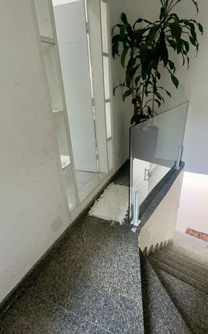 Casa à venda com 220m², 4 quartos e 5 vagas Casa à venda com 220m², 4 quartos e 5 vagasEscada