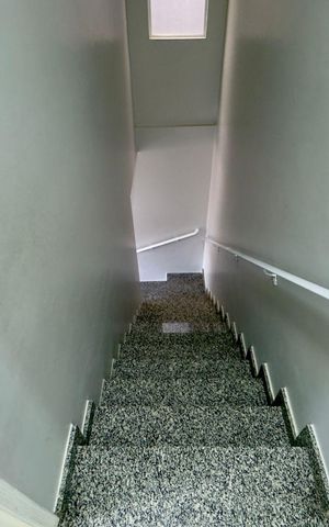 Casa à venda com 220m², 4 quartos e 5 vagas Casa à venda com 220m², 4 quartos e 5 vagasEscada