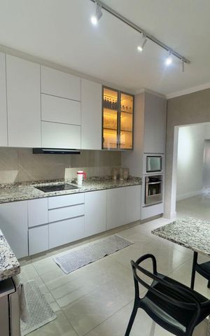 Casa à venda com 220m², 4 quartos e 5 vagas Casa à venda com 220m², 4 quartos e 5 vagasCozinha