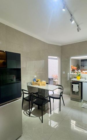 Casa à venda com 220m², 4 quartos e 5 vagas Casa à venda com 220m², 4 quartos e 5 vagasCozinha