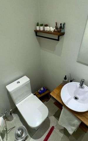 Casa à venda com 220m², 4 quartos e 5 vagas Casa à venda com 220m², 4 quartos e 5 vagasLavabo