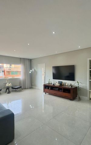 Casa à venda com 220m², 4 quartos e 5 vagas Casa à venda com 220m², 4 quartos e 5 vagasSala