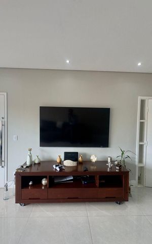 Casa à venda com 220m², 4 quartos e 5 vagas Casa à venda com 220m², 4 quartos e 5 vagasSala