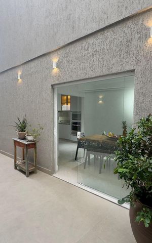 Casa à venda com 220m², 4 quartos e 5 vagas Casa à venda com 220m², 4 quartos e 5 vagasQuintal
